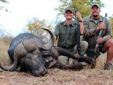CapeBuffalo-hunting04-th.jpg