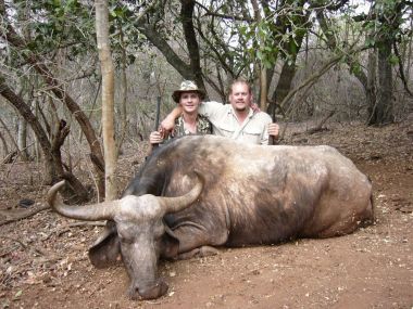CapeBuffalo-hunting06-th.jpg