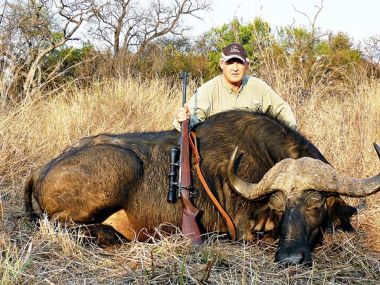CapeBuffalo-hunting07-th.jpg