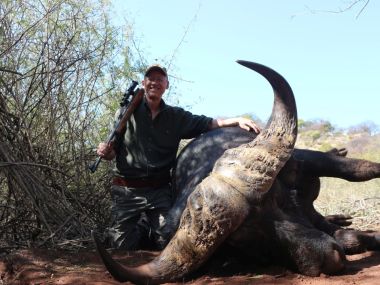 CapeBuffalo-hunting09-th.jpg