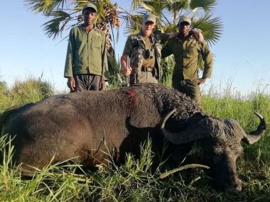 CapeBuffalo-hunting18-th.jpg