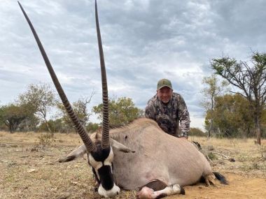 Gemsbuck-hunting02-th.jpg