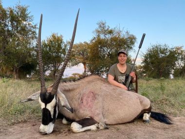Gemsbuck-hunting05-th.jpg