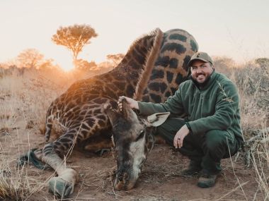 Giraffe-hunting01-th.jpg