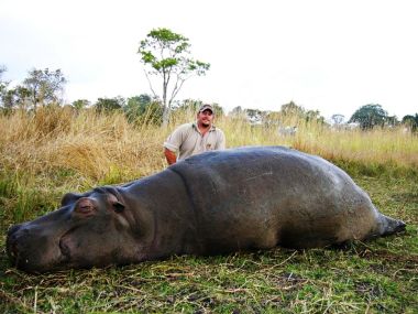 Hippo-hunting02-th.jpg