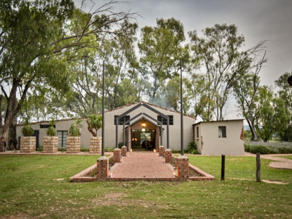 LikhuluSafaris-Accommodation-0001-th.jpg