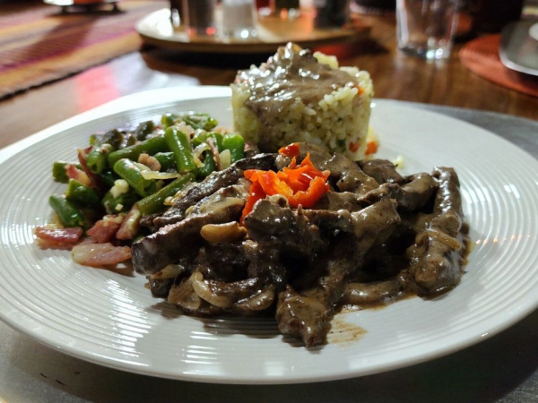LikhuluSafaris-FoodAndEntertainmentGallery-004-th.jpg