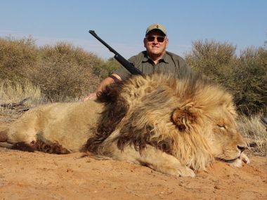 Lion-hunting01-th.jpg